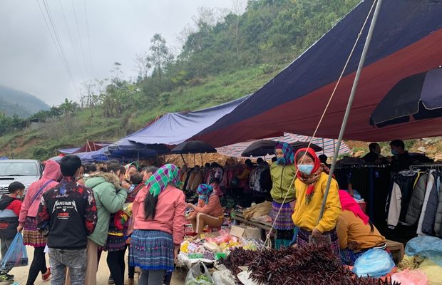 Can Cau Market's crowded atmosphere